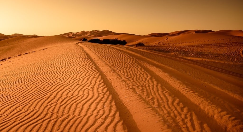 Quels sont les massifs montagneux qui font partie du Sahara ?